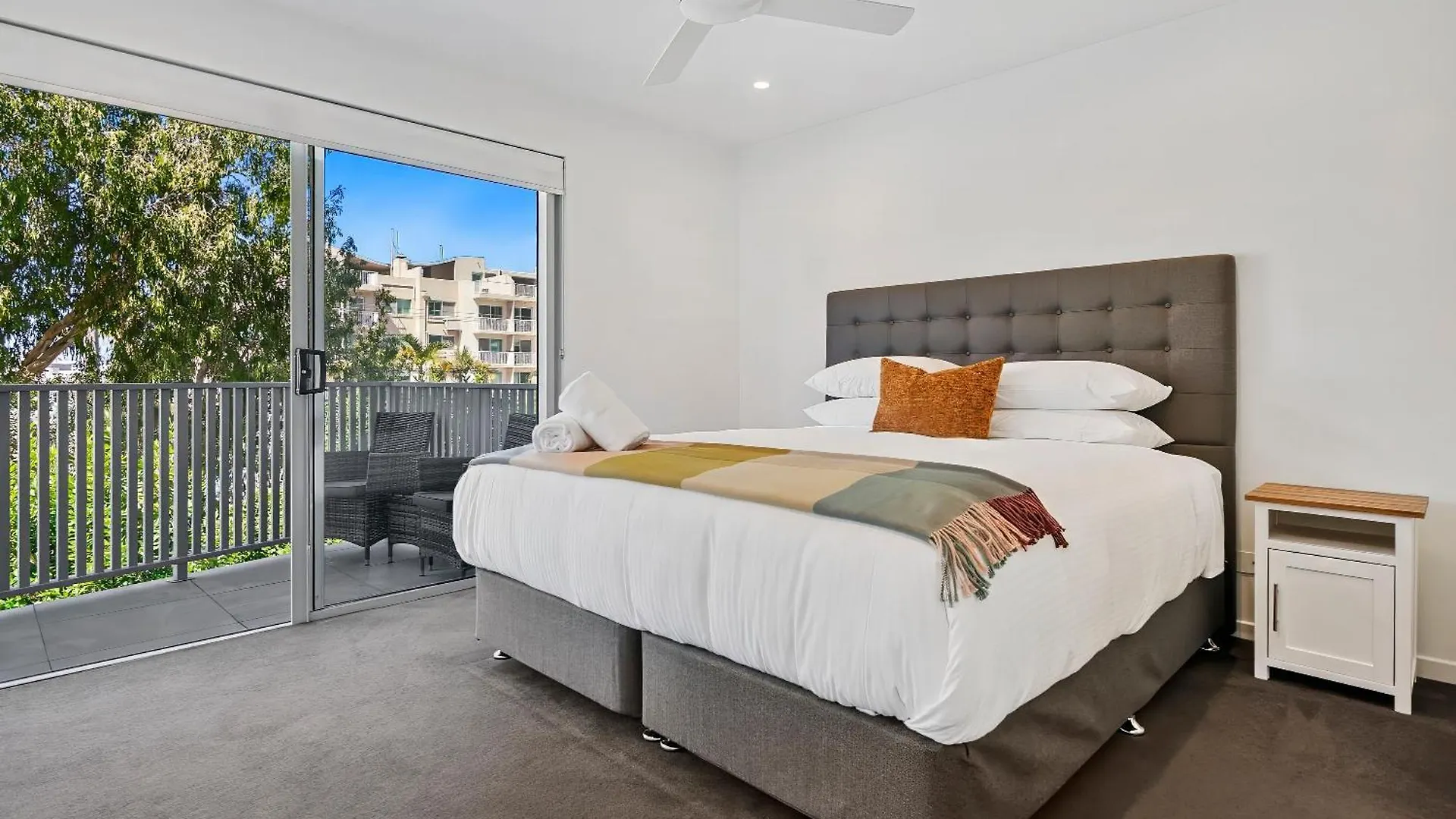 The 'V' Mooloolaba Daire